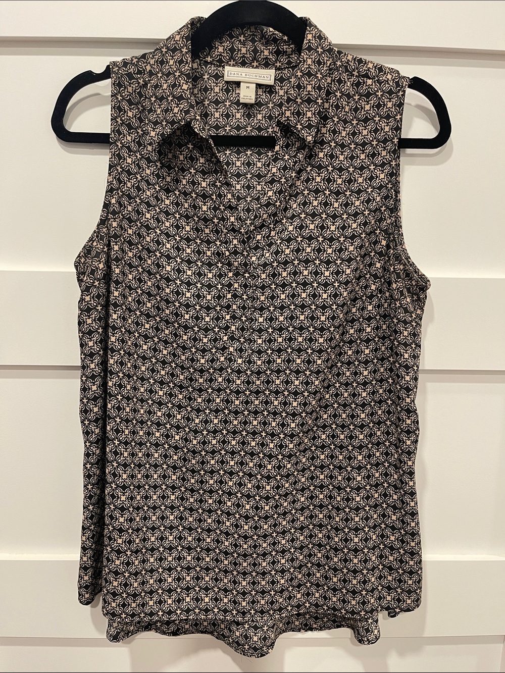 Dana Buchman Black and Cream Sleeveless Printed Collared Shell